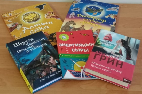 «Өзің оқыған кітапты — кітапханаға сыйла» акциясы аясында Украин ауылдық округінің әкімі Ж.Б. Мукашев қатысып, кітапхананың кітап қорына өз үлесін қосты
